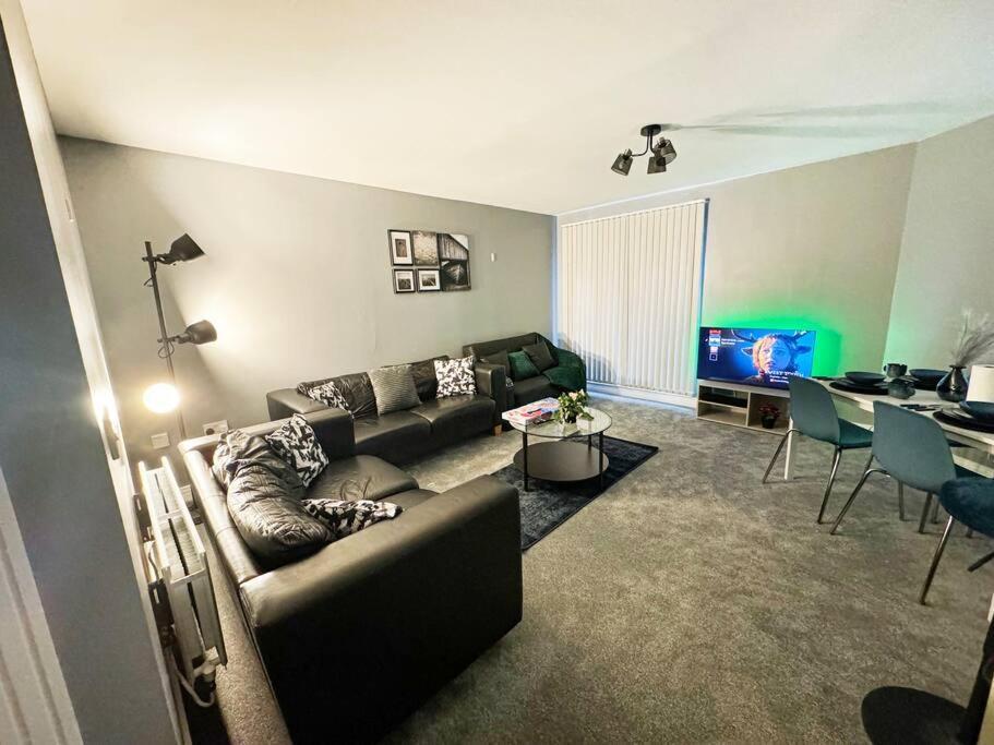 Contractor - Weekly - 2 Bedroom - 4 Beds Apartment Birmingham